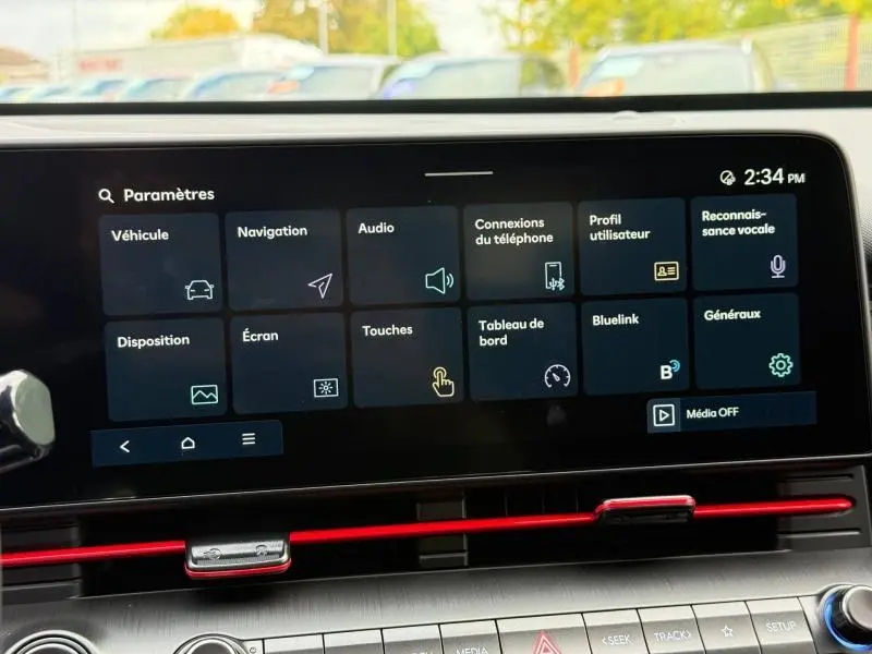 Écran tactile central du tableau de bord du Hyundai Kona 2025, affichant le menu des paramètres.