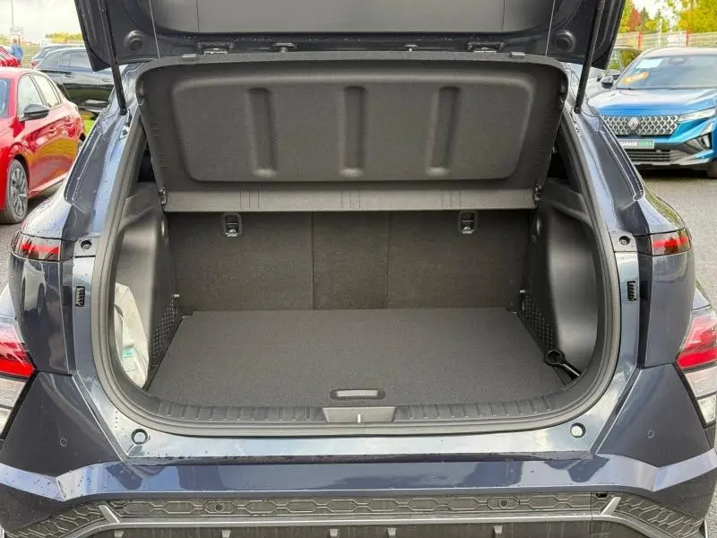 Coffre ouvert vu de l'arrière du Hyundai KONA 2025 Cyber Gray métallisé, montrant l'espace de chargement vide.