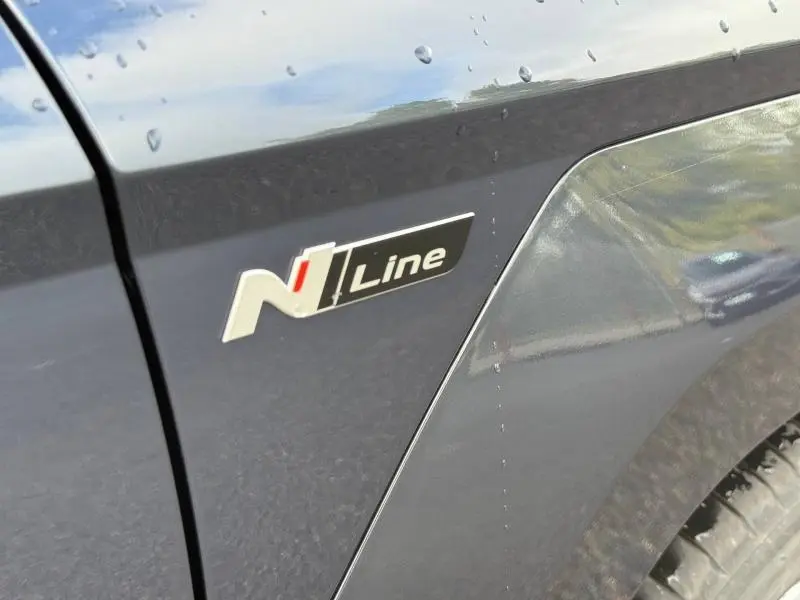 Gros plan sur l'emblème N Line sur l'aile avant droite d'une Hyundai Kona Cyber Gray métallisé.
