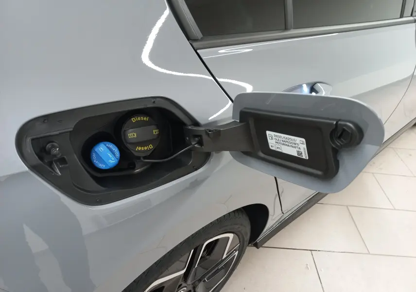 Vue rapprochée de la trappe à carburant côté gauche d'une Volkswagen Golf gris lunaire avec bouchons Diesel et AdBlue visibles.