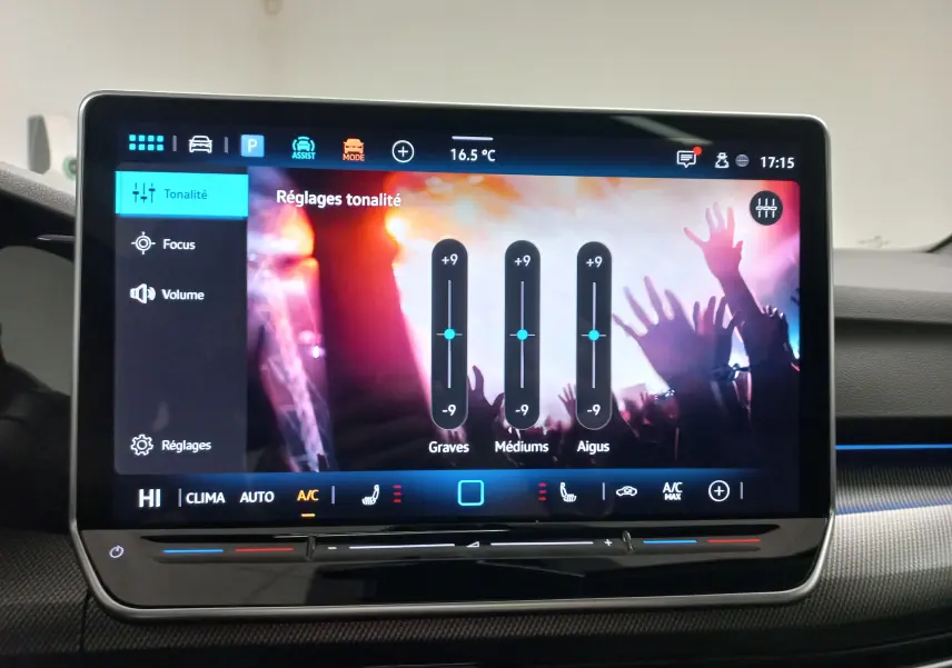 Écran tactile central de la Volkswagen Golf 2.0 TDI 2026 affichant les réglages audio avec interface moderne.