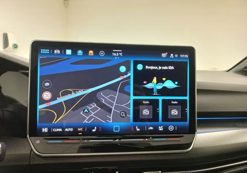 Écran tactile central du tableau de bord de la Volkswagen Golf gris lunaire, affichant la navigation et l'assistant vocal IDA.