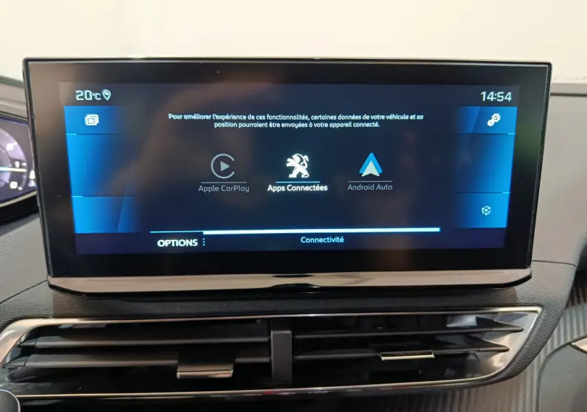 Écran tactile central du tableau de bord du Peugeot 3008 bleu, affichant Apple CarPlay et Android Auto.