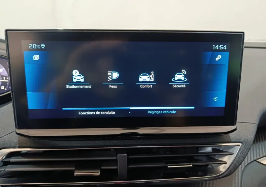 Écran tactile central du tableau de bord du Peugeot 3008 bleu, affichant les réglages de conduite et sécurité.