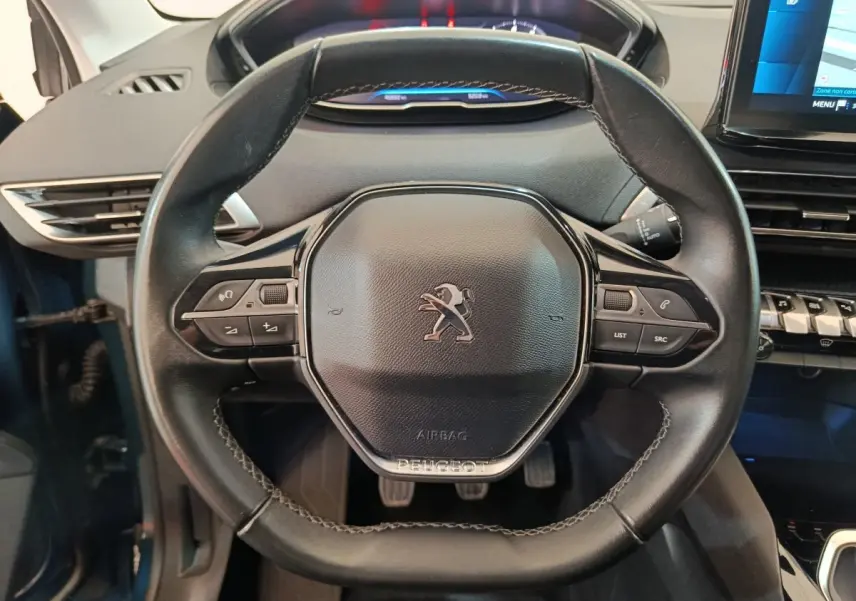 Volant cuir noir avec logo Peugeot, vue frontale du poste de conduite du 3008 PureTech 130 S&S Allure bleu 2022.