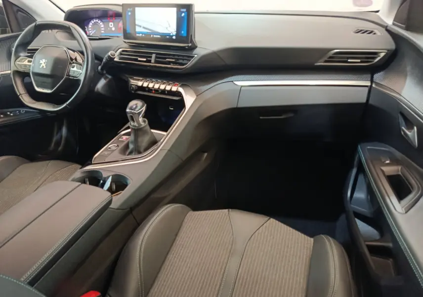 Intérieur du Peugeot 3008 PureTech 130 S&S Allure 2022, vue côté passager avec tableau de bord et écran tactile.