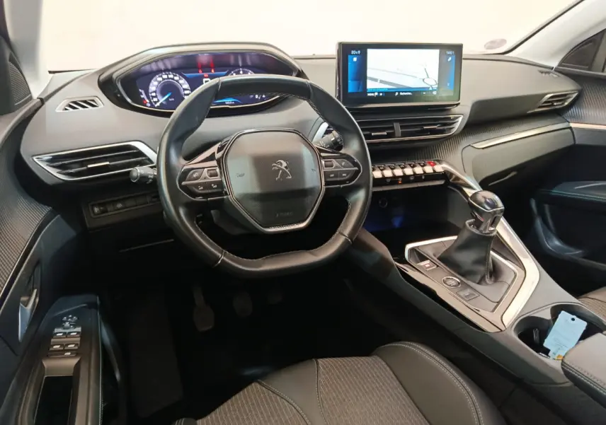 Intérieur du Peugeot 3008 PureTech 130 S&S Allure 2022, vue du poste de conduite avec volant cuir et écran tactile central.