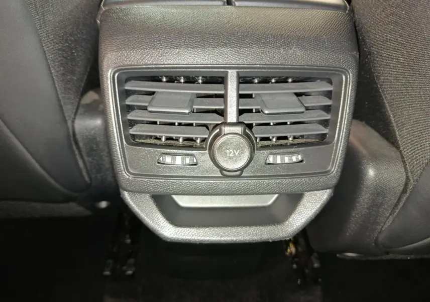 Gros plan sur les bouches d'aération arrière et prise 12V du Peugeot 3008 bleu, intérieur noir.