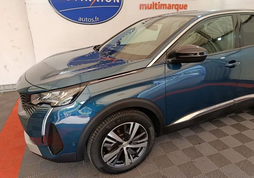 Vue 3/4 avant gauche du Peugeot 3008 PureTech 130 bleu, mettant en valeur ses phares LED et jantes alliage.