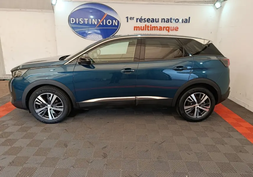 Profil côté gauche d'un Peugeot 3008 bleu 2022 avec toit noir, jantes alliage et poignées de porte intégrées.