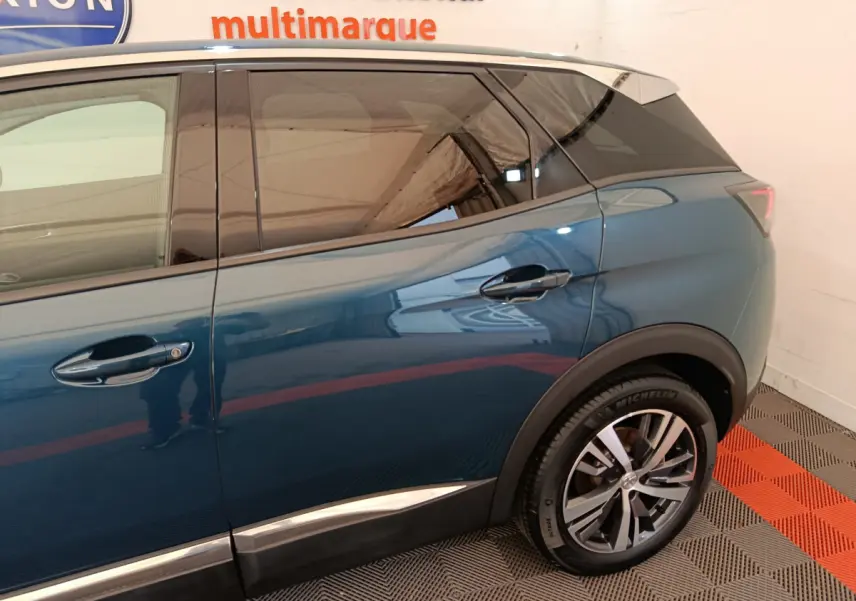 Vue latérale droite du Peugeot 3008 bleu 2022, mettant en valeur les poignées de porte et la jante alliage arrière.