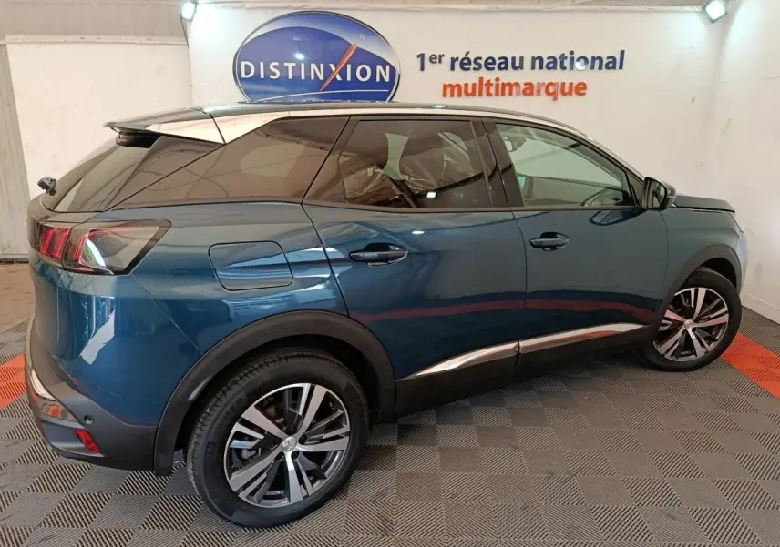 Vue de profil côté gauche d'un Peugeot 3008 bleu 2022 avec jantes alliage et toit noir contrasté