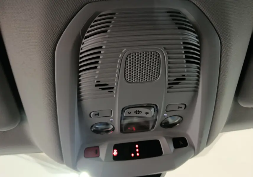 Vue en gros plan du plafonnier gris avec commandes d'éclairage et système d'appel d'urgence du Peugeot 3008 bleu 2022