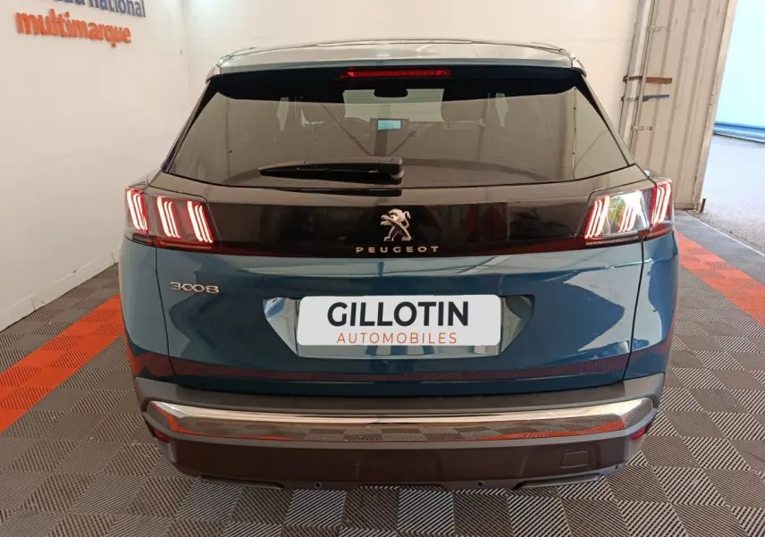Vue arrière d'un Peugeot 3008 bleu 2022 avec feux LED caractéristiques et logo Peugeot visible sur le hayon.