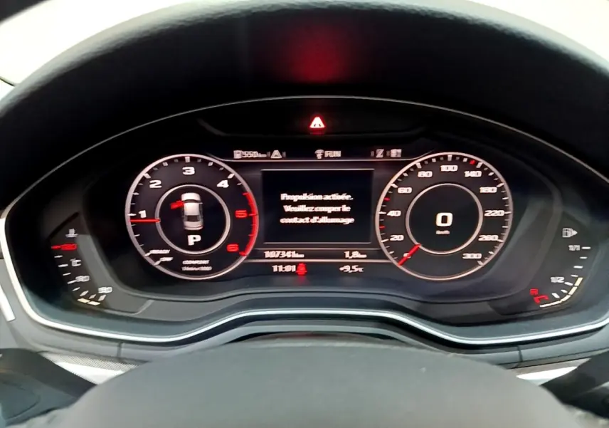 Vue rapprochée du tableau de bord numérique noir de l'Audi A4 40 TDI 190 Quat S tronic avec affichages vitesse et régime moteur.