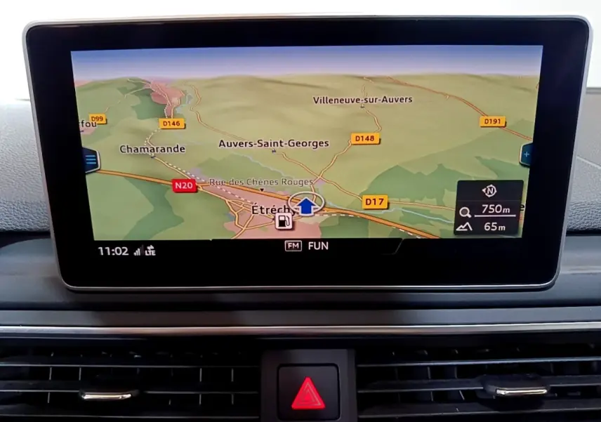 Écran tactile 8,3 pouces du système de navigation de l'Audi A4 40 TDI noir, vue frontale du tableau de bord