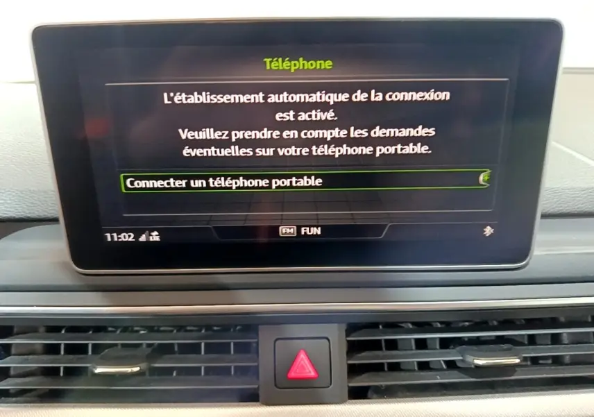Écran tactile central de l'Audi A4 40 TDI 2018 affichant la connexion automatique au téléphone.