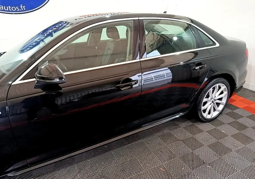 Profil côté gauche d'une Audi A4 noire 2018 avec jantes alliage et rétroviseurs noirs brillants.