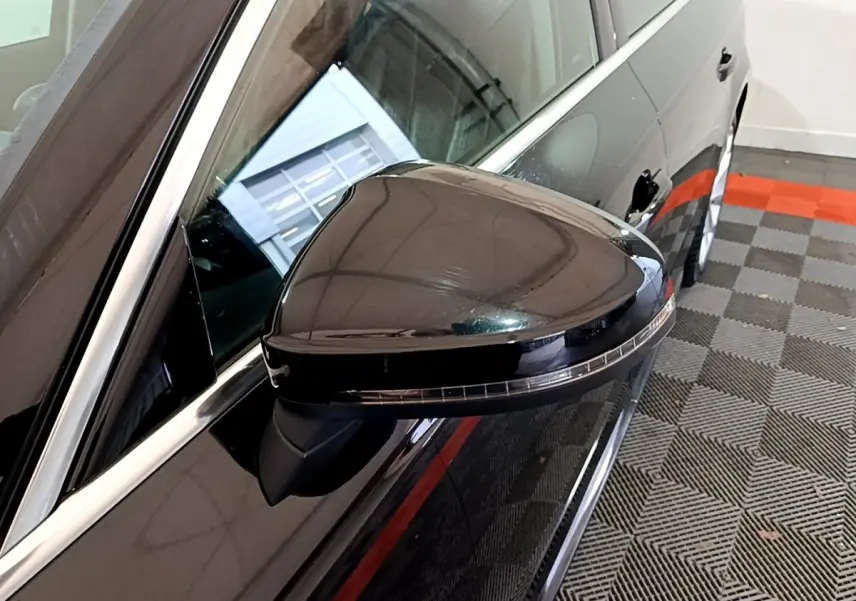 Rétroviseur côté gauche noir brillant de l'Audi A4 40 TDI 190 Quat S tronic Design Luxe 2018, vue rapprochée angle avant.