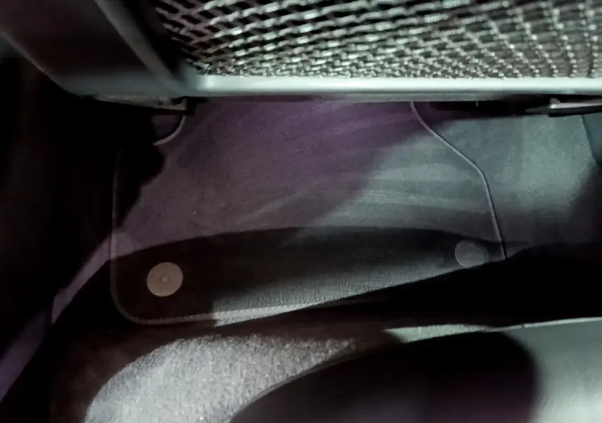 Détail du tapis de sol noir côté passager avant d'une Audi A4 40 TDI 190 Quat S tronic Design Luxe 2018