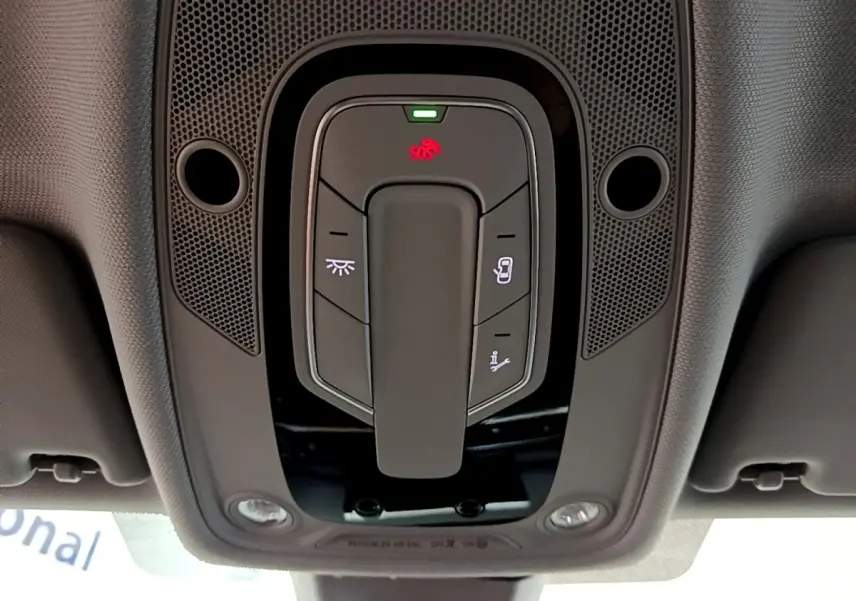 Vue en plongée du panneau de commandes de toit noir de l'Audi A4 40 TDI 2018 avec éclairage SOS et boutons lumineux.