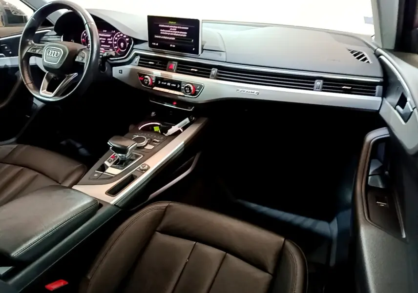 Vue intérieure côté conducteur de l'Audi A4 40 TDI 2018 avec tableau de bord numérique et écran tactile central.