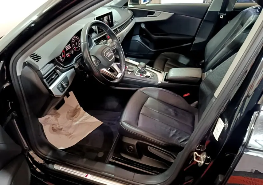 Intérieur noir de l'Audi A4 40 TDI 2018 vu côté conducteur, avec tableau de bord digital et volant cuir multifonctions.