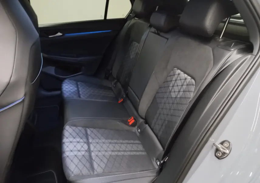 Vue intérieure côté droit des sièges arrière en tissu et cuir de la Volkswagen Golf 2.0 TDI gris lunaire 2026.