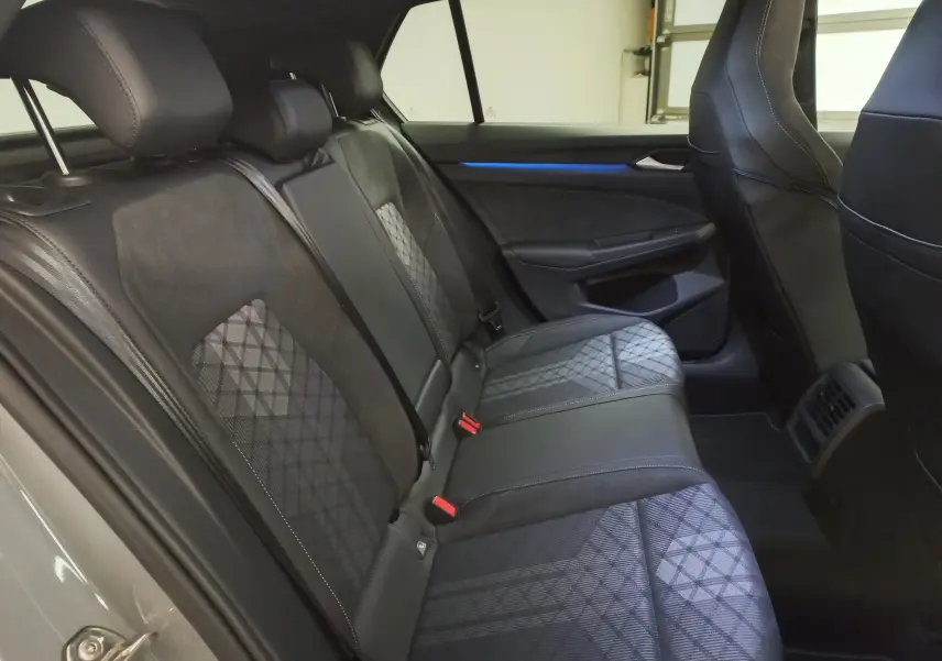 Vue intérieure côté droit des sièges arrière en tissu et cuir noir avec surpiqûres grises d'une Volkswagen Golf 2.0 TDI 2026.