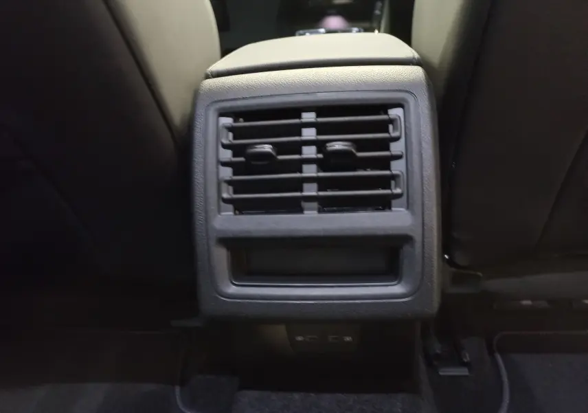 Vue rapprochée des aérateurs arrière et ports USB du Volkswagen Golf 2.0 TDI 150 DSG7 R-Line, intérieur noir.