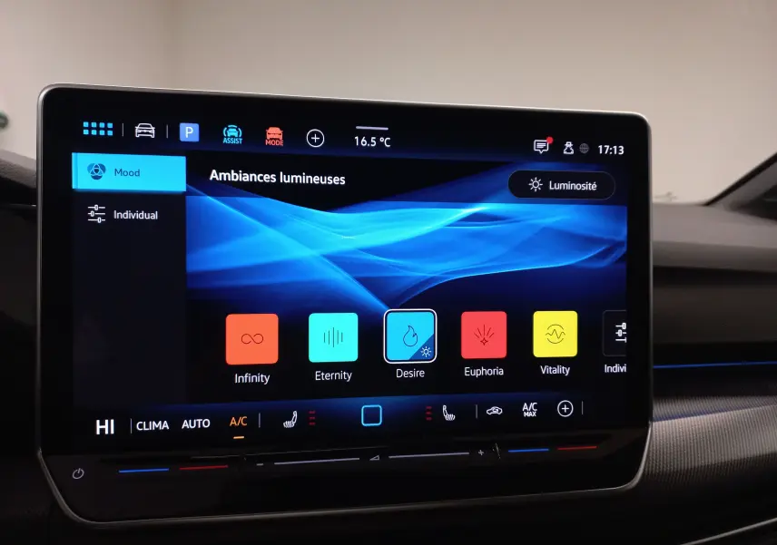 Écran tactile du système d'infodivertissement de la Volkswagen Golf gris lunaire, affichant les ambiances lumineuses.