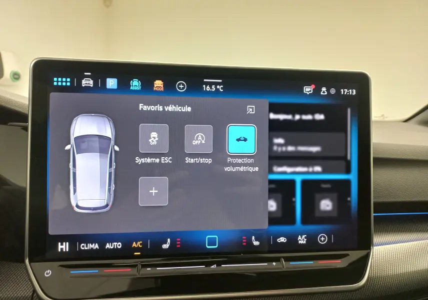 Écran tactile intérieur de la Volkswagen Golf 2.0 TDI 150 DSG7 R-Line affichant les options de sécurité et climatiseur.