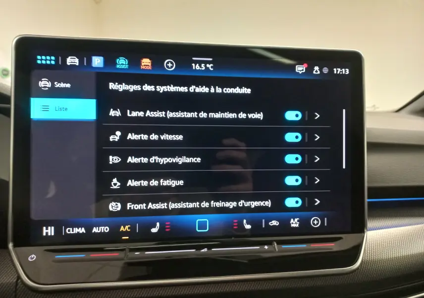 Écran tactile du système d'infodivertissement de la Volkswagen Golf gris lunaire, affichant les aides à la conduite.
