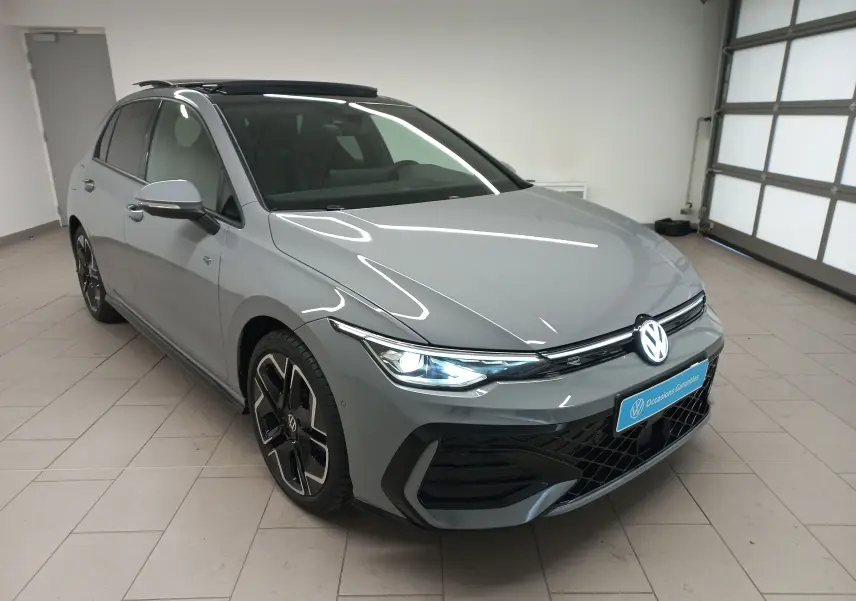 Volkswagen Golf 2.0 TDI R-Line gris lunaire vue 3/4 avant avec toit ouvrant panoramique et jantes noires.