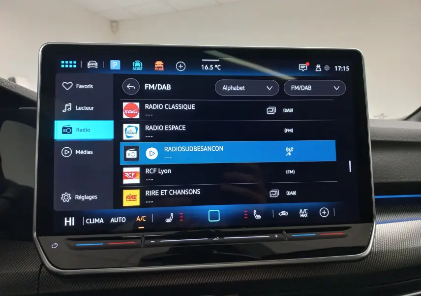 Vue intérieure de l'écran tactile du système multimédia de la Volkswagen Golf 2.0 TDI 150 DSG7 R-Line gris lunaire.