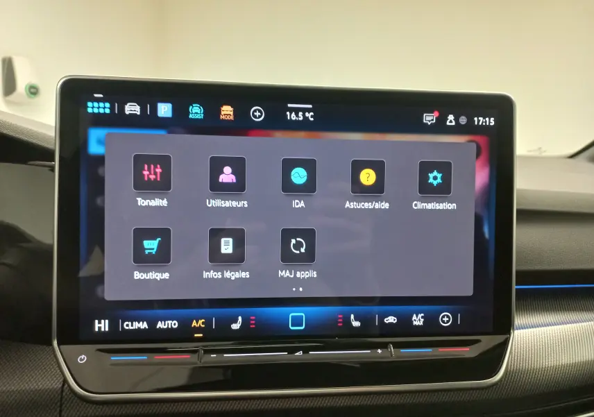 Écran tactile central de la Volkswagen Golf 2.0 TDI 150 DSG7 R-Line 2026 affichant le menu des réglages.