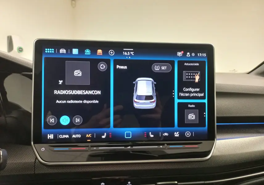 Écran tactile central affichant la vue 360° et les réglages climatiques dans une Volkswagen Golf gris lunaire 2026.