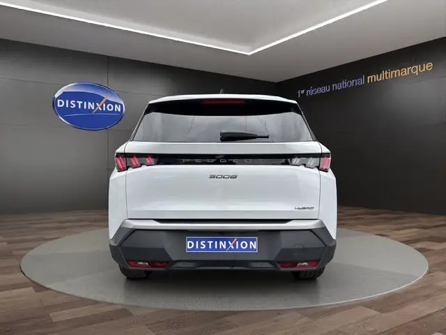 Vue arrière du Peugeot 5008 Nouveau Allure Hybrid 145 blanc Okenite, avec feux LED en forme de griffes et bandeau noir laqué.