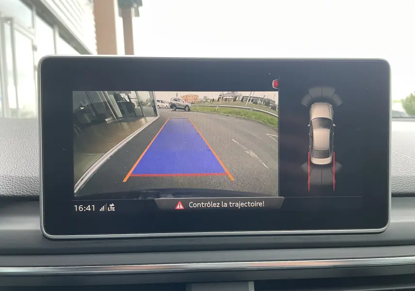 Écran intérieur de l'Audi S4 bleu Navarre montrant la caméra de recul avec trajectoire en bleu et vue 360° du véhicule.