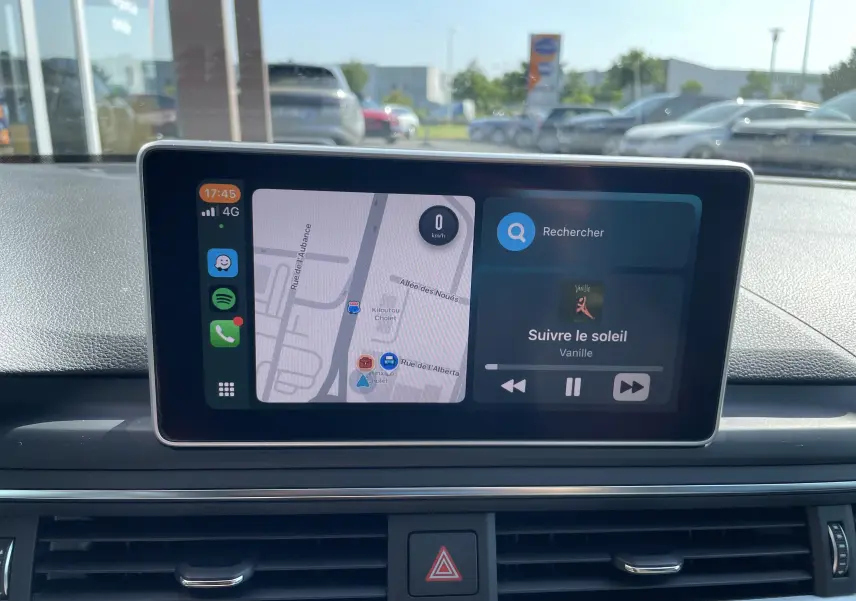 Écran central de l'Audi S4 2016 affichant la navigation et la musique avec interface moderne en plein jour.
