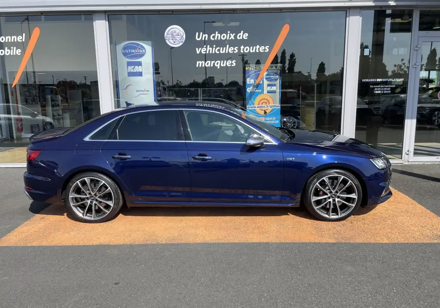 Audi S4 3.0 V6 TFSI bleu Navarre vue de profil côté gauche, avec jantes alliage et vitres teintées.