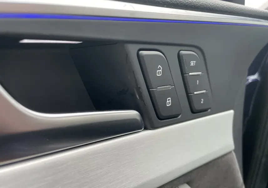 Gros plan sur la commande de verrouillage et réglage mémoire des sièges côté conducteur de l'Audi S4 bleu Navarre 2016.