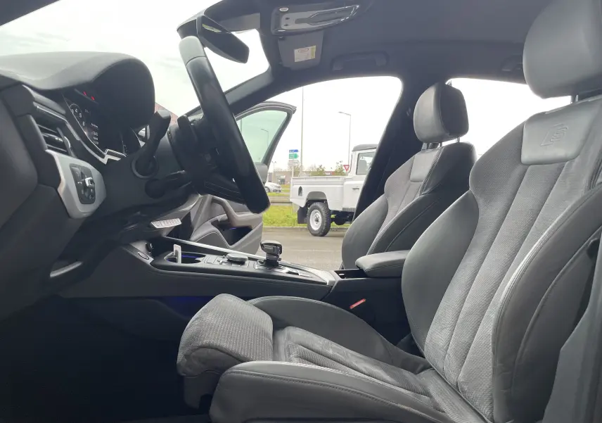 Vue intérieure côté conducteur de l'Audi S4 2016, sièges sport en cuir gris avec logo S embossé.