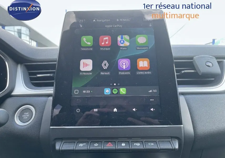 Écran tactile central affichant Apple CarPlay dans l'habitacle d'une Renault Captur 2024.