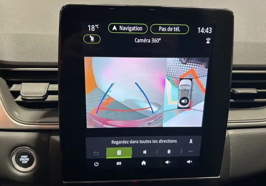 Écran tactile intérieur montrant la caméra 360° du Renault Captur rouge flamme métal, vue arrière et vue du dessus.
