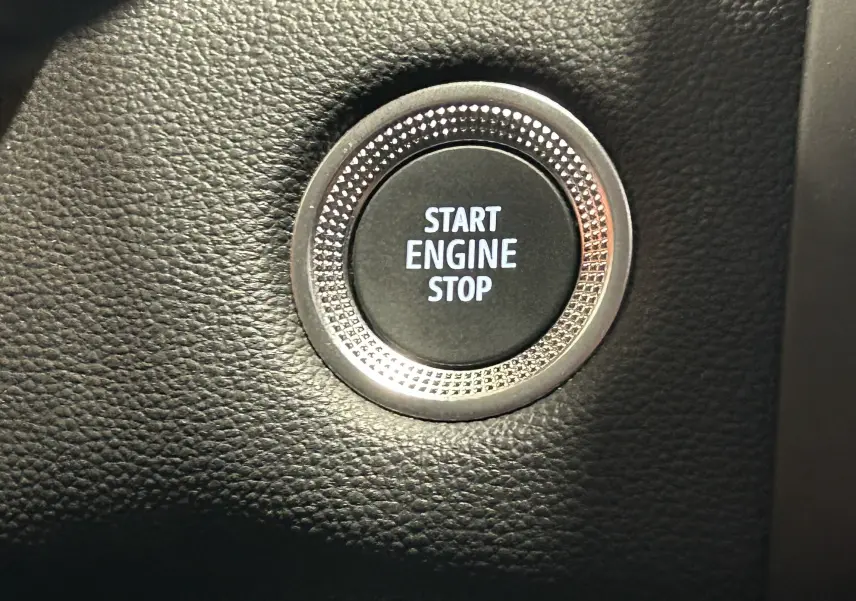 Bouton démarrage moteur start engine stop en gros plan sur tableau de bord noir du Renault Captur TCE 90CH TECHNO 2024