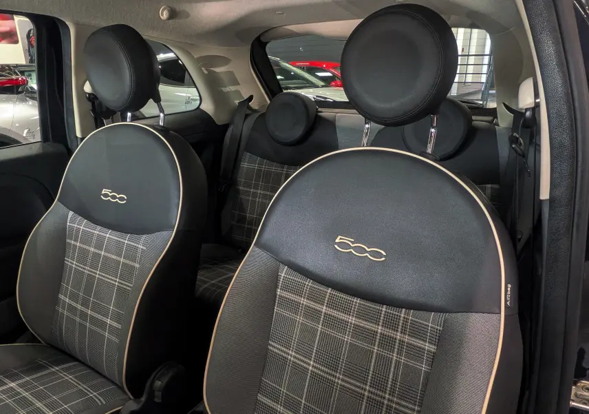 Gros plan sur les sièges avant en cuir noir et tissu à carreaux de la Fiat 500 1.2 69 CH LOUNGE Crossover Black.