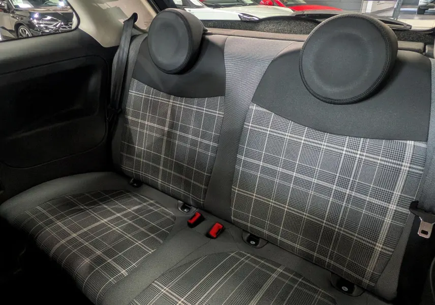 Vue rapprochée des sièges arrière gris à motif à carreaux d'une Fiat 500 1.2 69 CH Lounge Crossover Black de 2017.