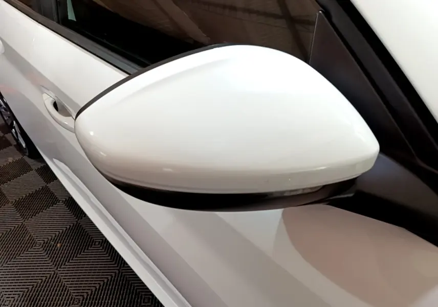 Rétroviseur blanc côté gauche en gros plan sur Peugeot 208 électrique Active Business 2021 vue latérale.