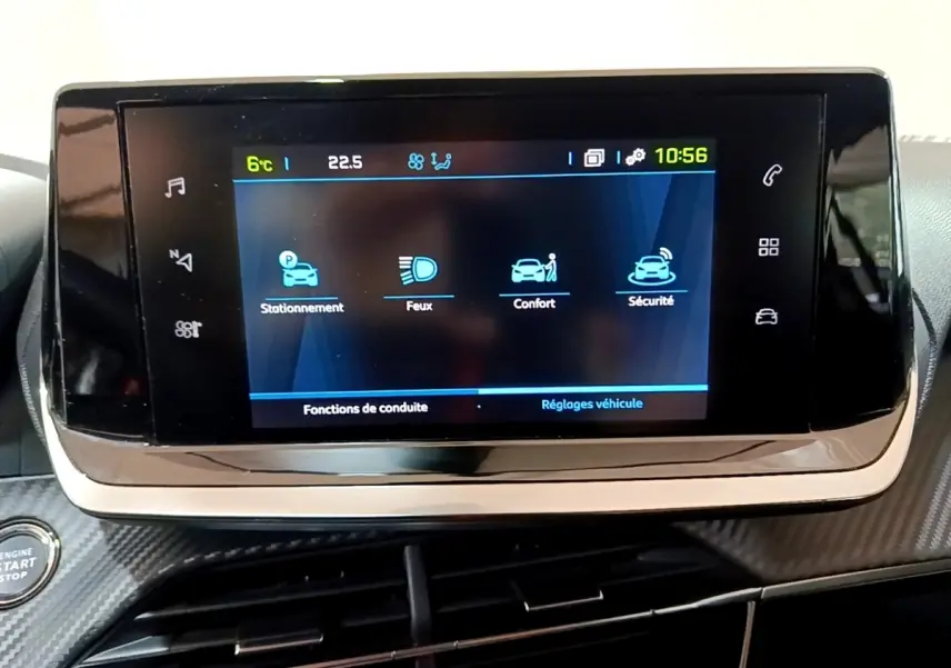 Écran tactile central du tableau de bord de la Peugeot 208 électrique Active Business 2021 affichant les réglages véhicule.